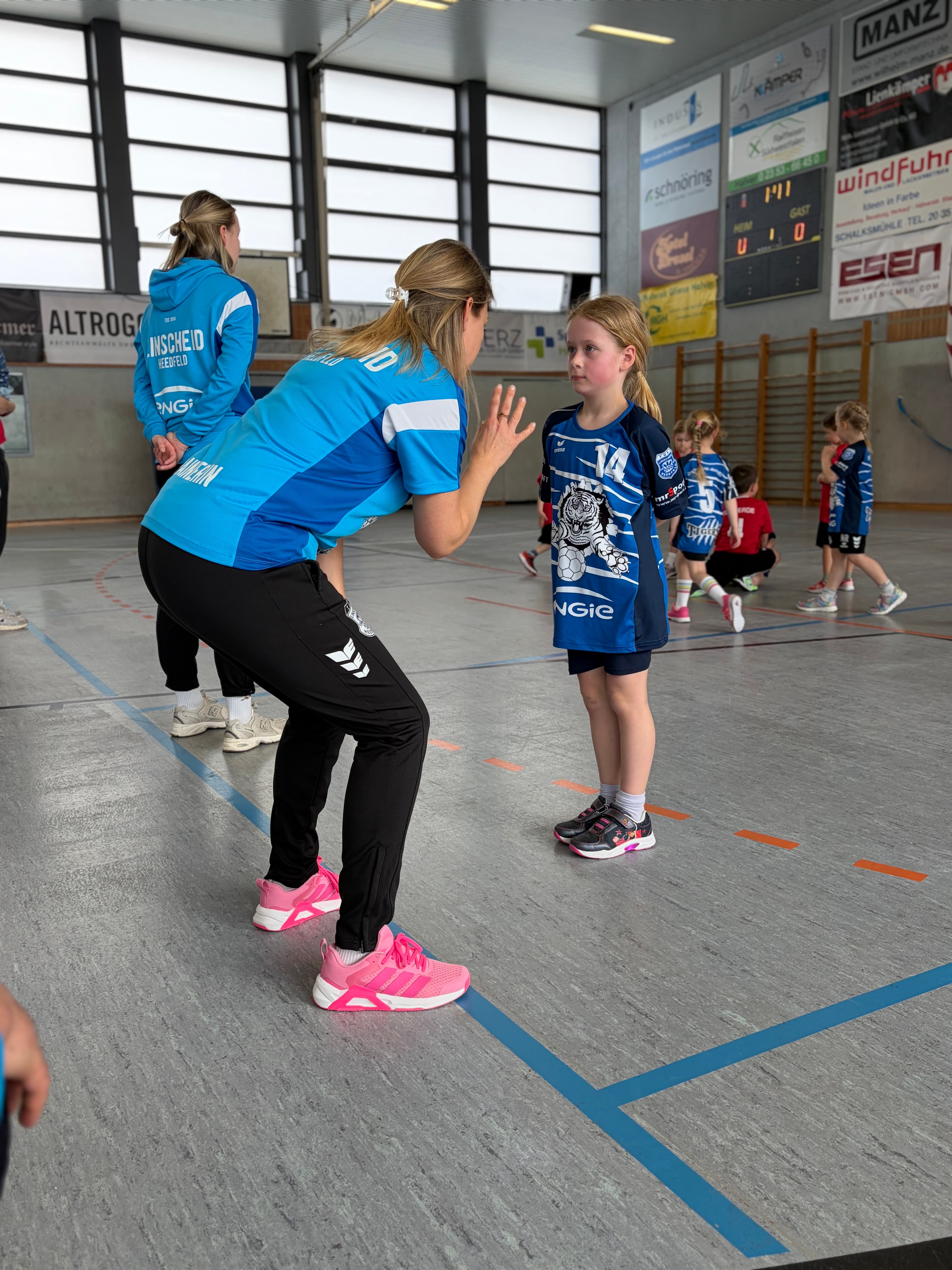 Unsere F-Jugend begeistert beim Spielfest – Starker Auftritt und besonderes Highlight mit Mädchenpower! 💪 - Bild 9