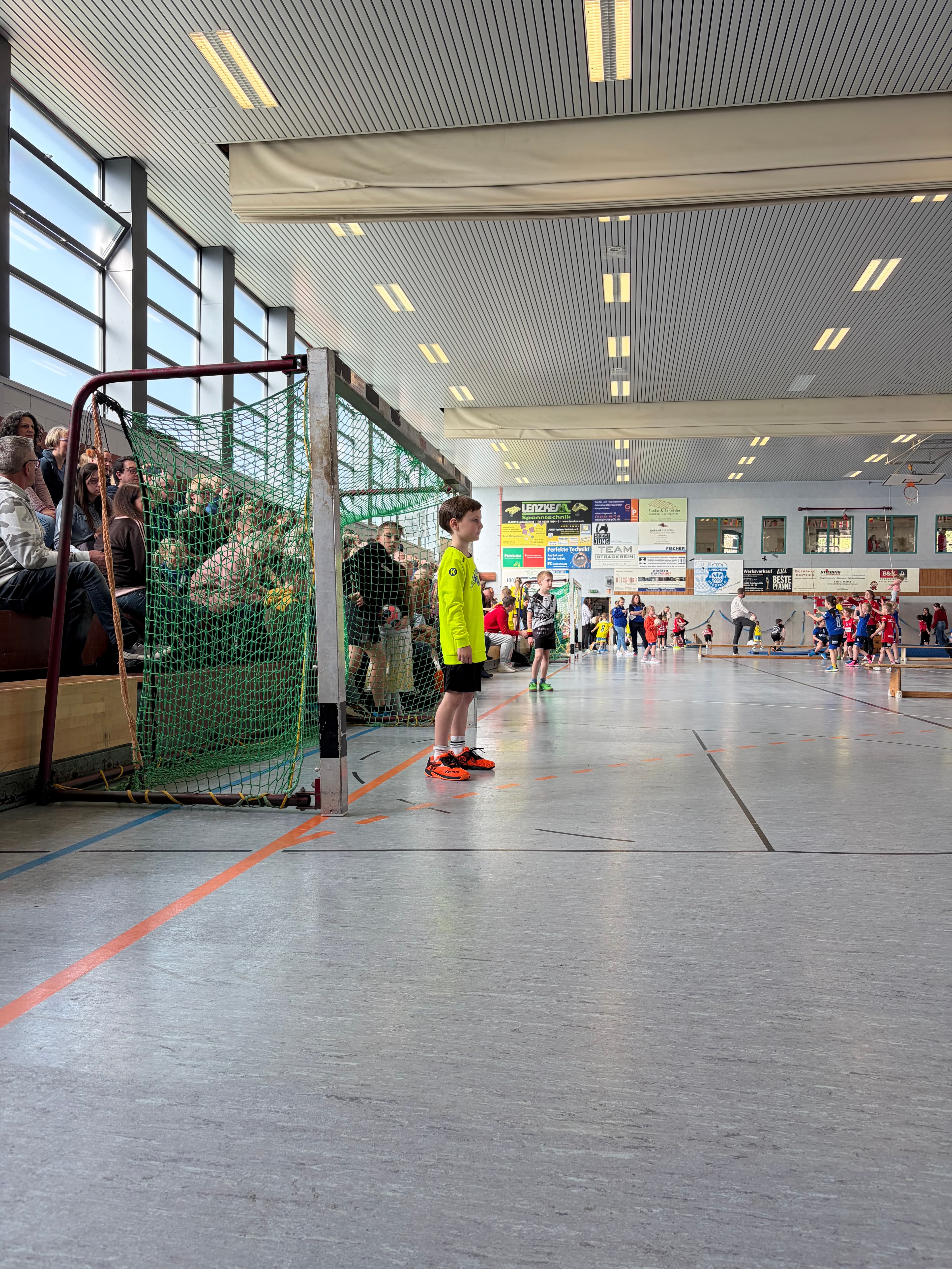 Unsere F-Jugend begeistert beim Spielfest – Starker Auftritt und besonderes Highlight mit Mädchenpower! 💪 - Bild 14