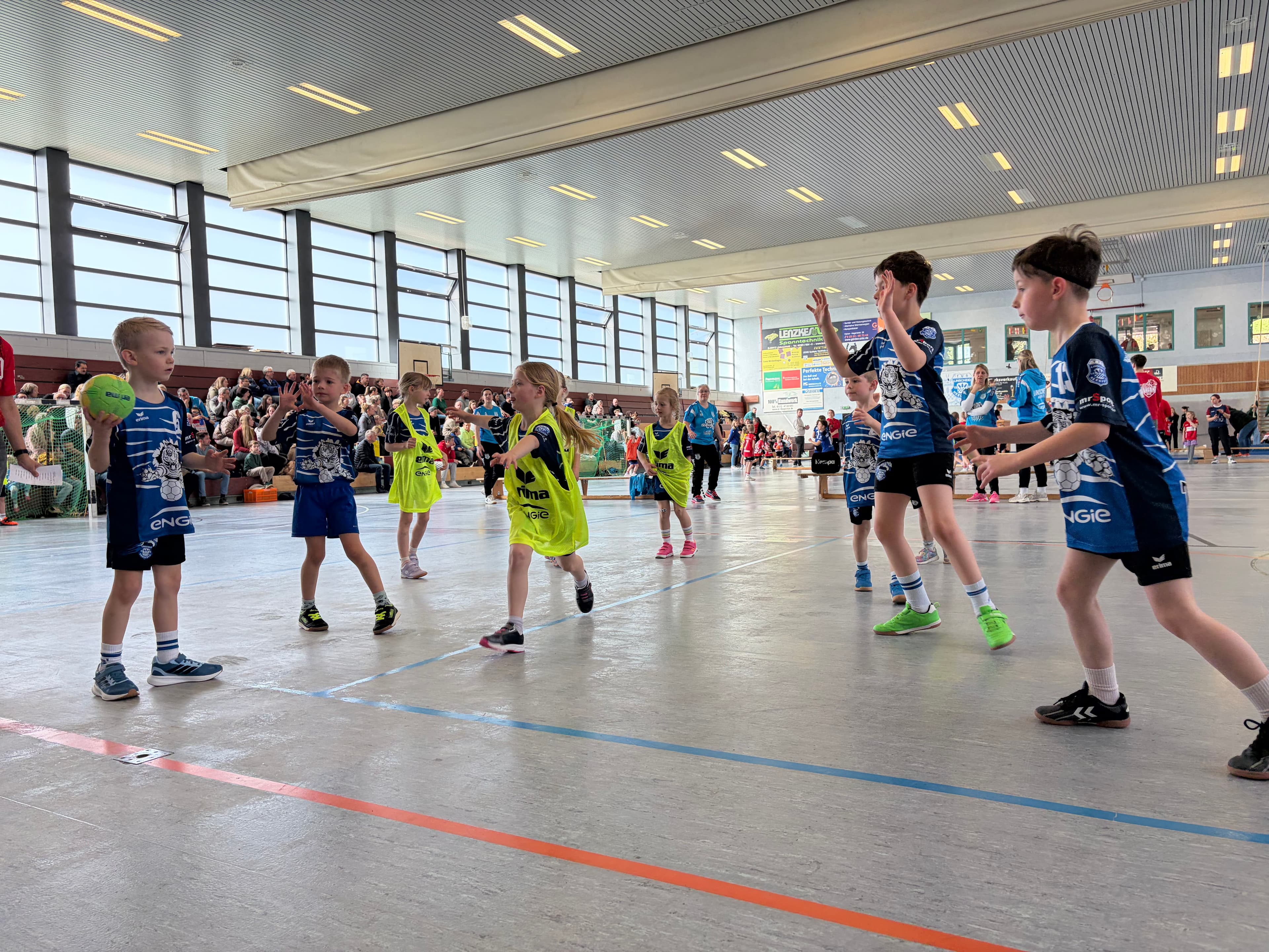 Unsere F-Jugend begeistert beim Spielfest – Starker Auftritt und besonderes Highlight mit Mädchenpower! 💪 - Bild 15